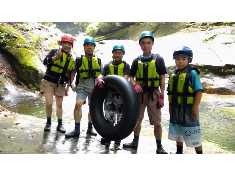 【大分・佐伯市】1組限定【日帰り】夏の藤河内渓谷ｴﾒﾗﾙﾄﾞ渕「沢滑り/飛込み/泳ぎ」(弁当.ｺｰﾋｰ.おやつ/♨️付)【装備無料】７～9月の紹介画像