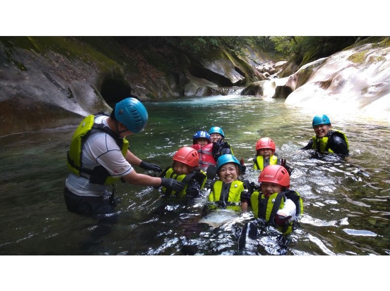 【大分・佐伯市】1組限定【日帰り】夏の藤河内渓谷ｴﾒﾗﾙﾄﾞ渕「沢滑り/飛込み/泳ぎ」(弁当.ｺｰﾋｰ.おやつ/♨️付)【装備無料】７～9月の紹介画像
