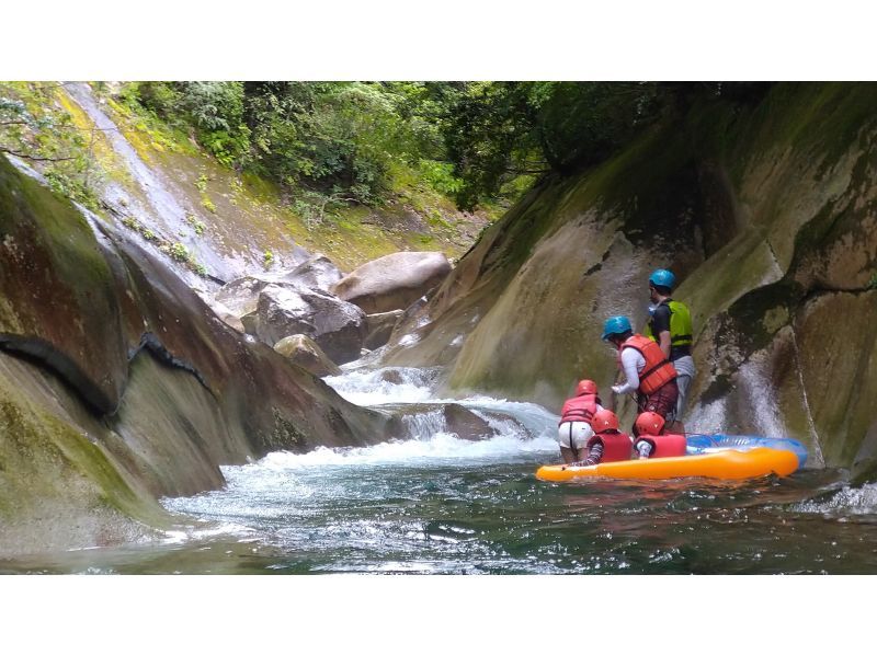 【大分・佐伯市】一組限定!「夏の藤河内渓谷」【日帰り】エメラルド淵の沢滑り/飛込/素潜り(温泉/弁当/おやつ付き)【装備無料】