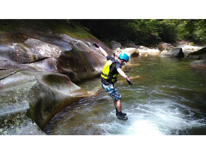 【大分・佐伯市】1組限定【日帰り】夏の藤河内渓谷ｴﾒﾗﾙﾄﾞ渕「沢滑り/飛込み/泳ぎ」(弁当.ｺｰﾋｰ.おやつ/♨️付)【装備無料】７～9月の紹介画像