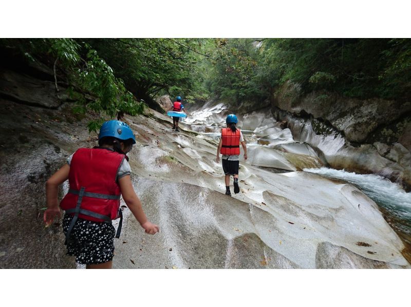 【大分・佐伯市】1組限定【日帰り】夏の藤河内渓谷ｴﾒﾗﾙﾄﾞ渕「沢滑り/飛込み/泳ぎ」(弁当.ｺｰﾋｰ.おやつ/♨️付)【装備無料】７～9月の紹介画像