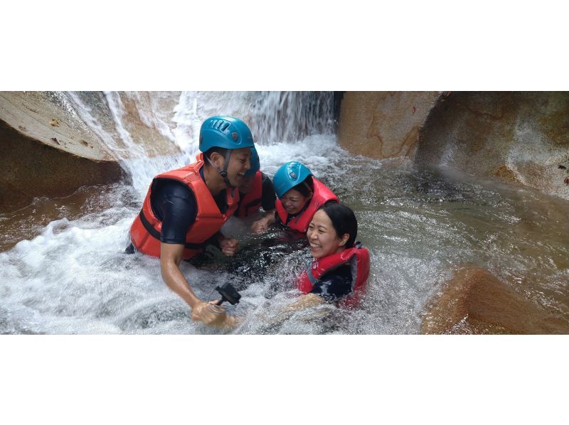【大分・佐伯市】1組限定【日帰り】夏の藤河内渓谷ｴﾒﾗﾙﾄﾞ渕「沢滑り/飛込み/泳ぎ」(弁当.ｺｰﾋｰ.おやつ/♨️付)【装備無料】７～9月の紹介画像