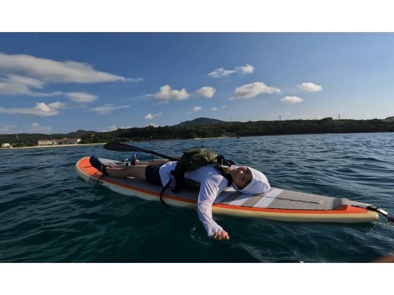 [Private tour limited to one group] SUP & Snorkeling! Enjoy the Okinawan ocean while paddling and drifting. Short movie included.の紹介画像