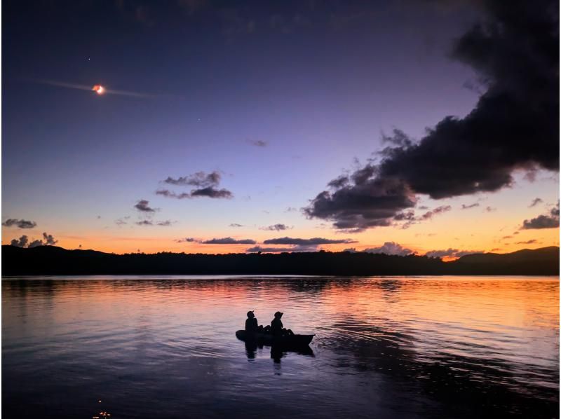 【沖縄・久米島】夕陽と星空の感動体験！！　サンセット&ナイトカヤックツアー　【当日予約OK・夜の久米島の海を満喫するナイトツアー・現地集合】の紹介画像