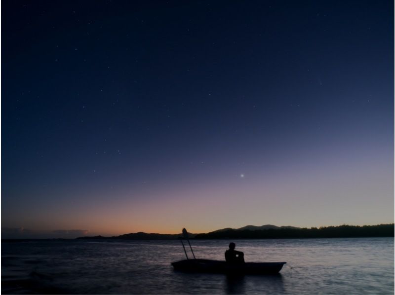 【沖縄・久米島】夕陽と星空の感動体験！！　サンセット&ナイトカヤックツアー　【当日予約OK・夜の久米島の海を満喫するナイトツアー・現地集合】の紹介画像