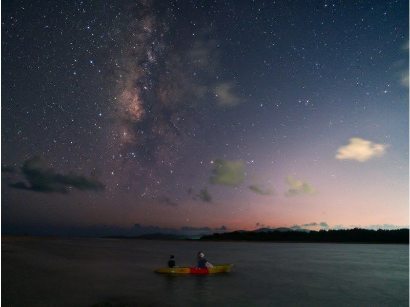 【沖縄・久米島】夕陽と星空の感動体験！！　サンセット&ナイトカヤックツアー　【当日予約OK・夜の久米島の海を満喫するナイトツアー・現地集合】の紹介画像