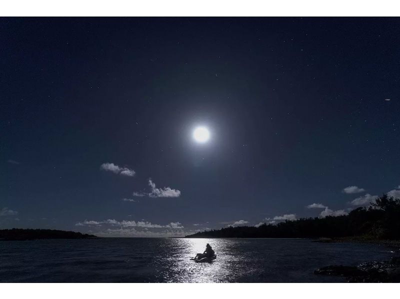 【沖縄・久米島】夕陽と星空の感動体験！！　サンセット&ナイトカヤックツアー　【当日予約OK・夜の久米島の海を満喫するナイトツアー・現地集合】の紹介画像