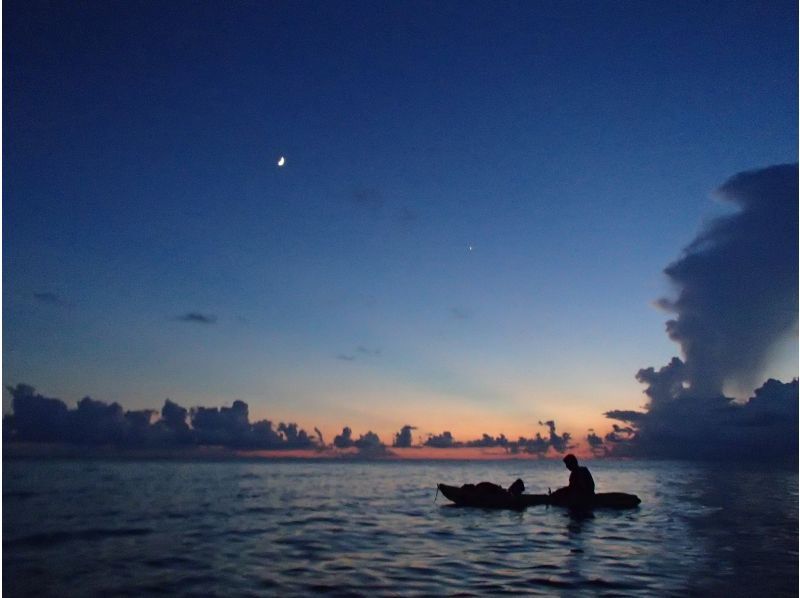 【沖縄・久米島】夕陽と星空の感動体験！！　サンセット&ナイトカヤックツアー　【当日予約OK・夜の久米島の海を満喫するナイトツアー・現地集合】の紹介画像