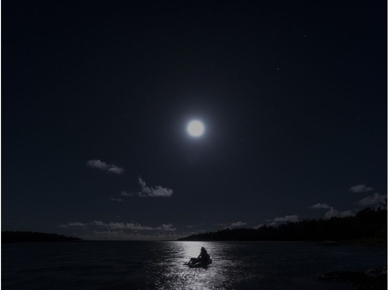 【沖縄・久米島】夕陽と星空の感動体験！！　サンセット&ナイトカヤックツアー　【当日予約OK・夜の久米島の海を満喫するナイトツアー・現地集合】の紹介画像
