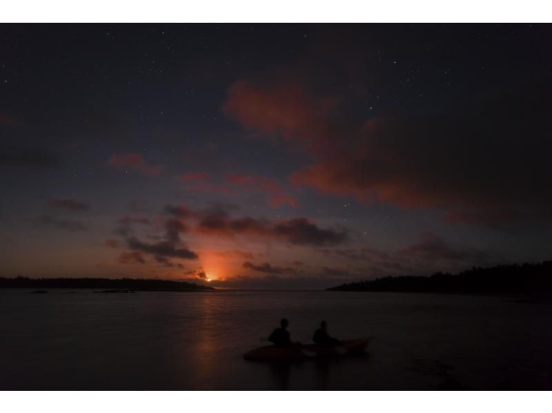 【沖縄・久米島】夕陽と星空の感動体験！！　サンセット&ナイトカヤックツアー　【当日予約OK・夜の久米島の海を満喫するナイトツアー・現地集合】の紹介画像