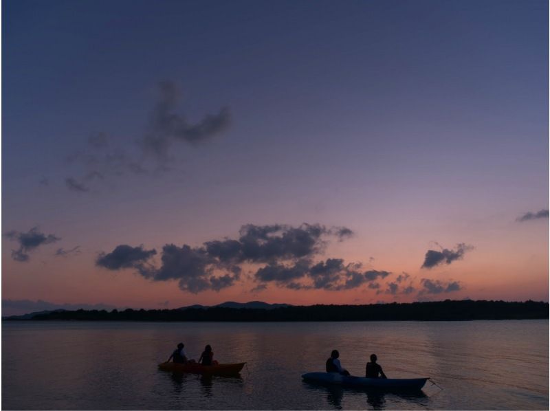 【沖縄・久米島】夕陽と星空の感動体験！！　サンセット&ナイトカヤックツアー　【当日予約OK・夜の久米島の海を満喫するナイトツアー・現地集合】の紹介画像