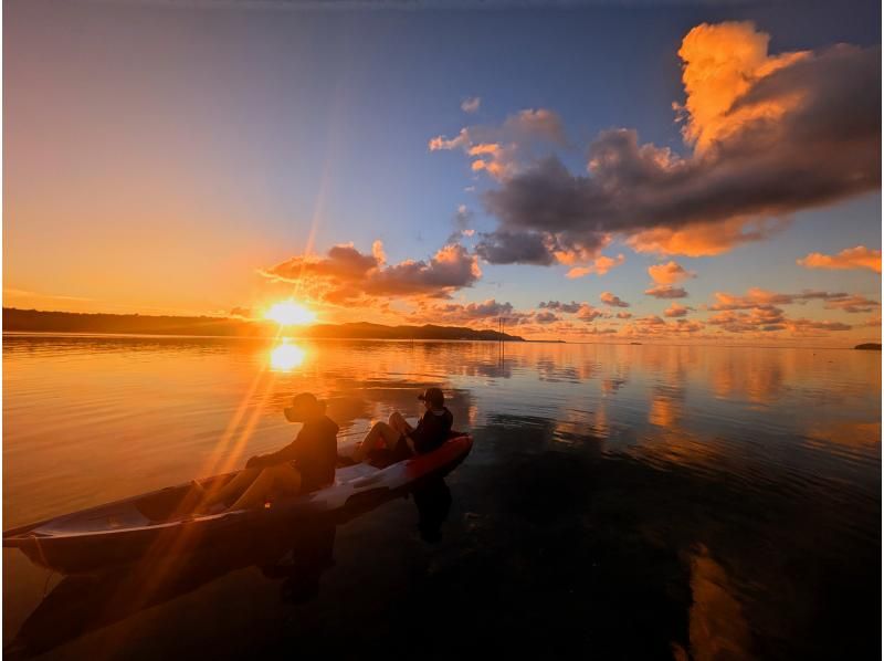 【沖縄・久米島】夕陽と星空の感動体験！！　サンセット&ナイトカヤックツアー　【当日予約OK・夜の久米島の海を満喫するナイトツアー・現地集合】の紹介画像
