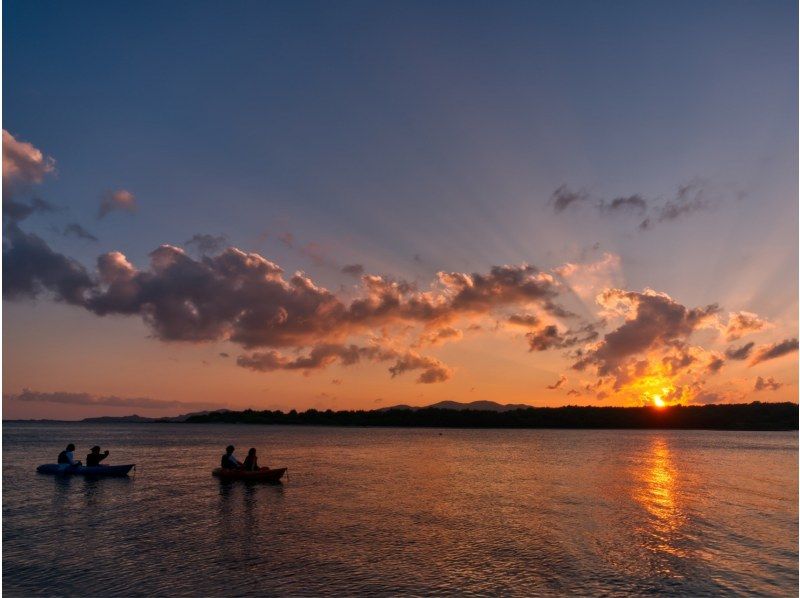 【沖縄・久米島】夕陽と星空の感動体験！！　サンセット&ナイトカヤックツアー　【当日予約OK・夜の久米島の海を満喫するナイトツアー・現地集合】の紹介画像