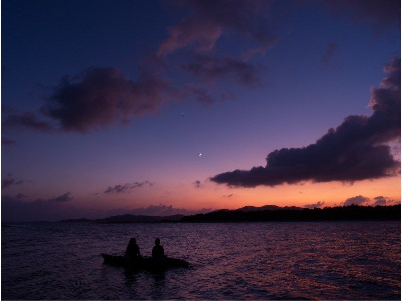 【沖縄・久米島】夕陽と星空の感動体験！！　サンセット&ナイトカヤックツアー　【当日予約OK・夜の久米島の海を満喫するナイトツアー・現地集合】の紹介画像