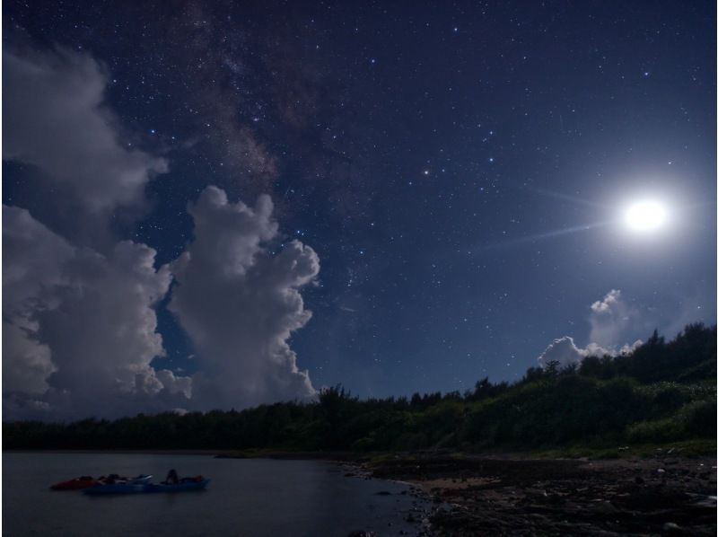 【沖縄・久米島】夕陽と星空の感動体験！！　サンセット&ナイトカヤックツアー　【当日予約OK・夜の久米島の海を満喫するナイトツアー・現地集合】の紹介画像