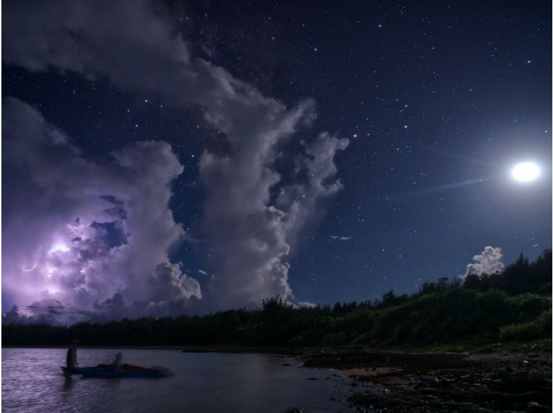 【沖縄・久米島】夕陽と星空の感動体験！！　サンセット&ナイトカヤックツアー　【当日予約OK・夜の久米島の海を満喫するナイトツアー・現地集合】の紹介画像