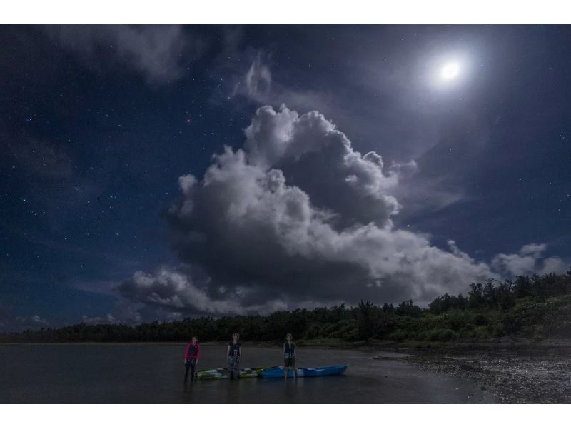 【沖縄・久米島】夕陽と星空の感動体験！！　サンセット&ナイトカヤックツアー　【当日予約OK・夜の久米島の海を満喫するナイトツアー・現地集合】の紹介画像