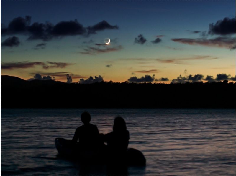 【沖縄・久米島】夕陽と星空の感動体験！！　サンセット&ナイトカヤックツアー　【当日予約OK・夜の久米島の海を満喫するナイトツアー・現地集合】の紹介画像