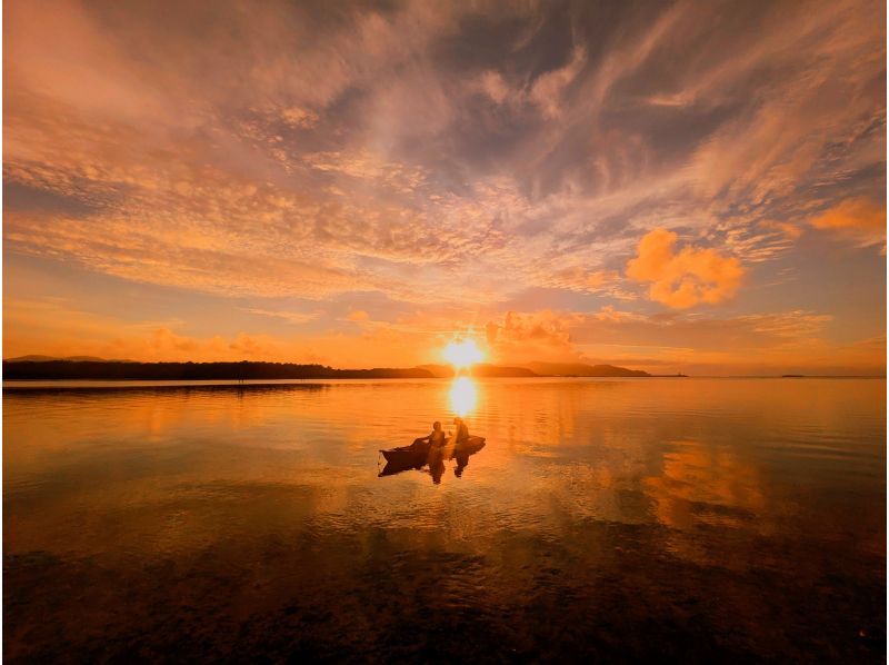 【沖縄・久米島】夕陽と星空の感動体験！！　サンセット&ナイトカヤックツアー　【当日予約OK・夜の久米島の海を満喫するナイトツアー・現地集合】の紹介画像