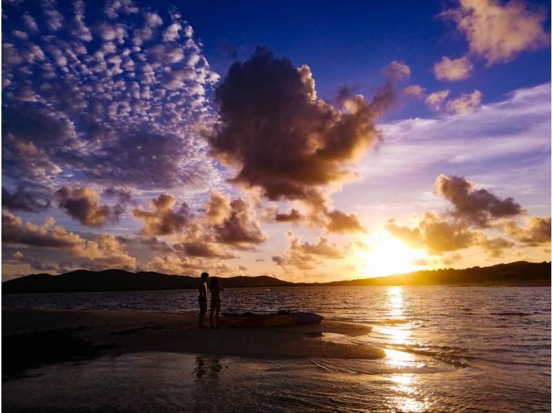 【沖縄・久米島】夕陽と星空の感動体験！！　サンセット&ナイトカヤックツアー　【当日予約OK・夜の久米島の海を満喫するナイトツアー・現地集合】の紹介画像