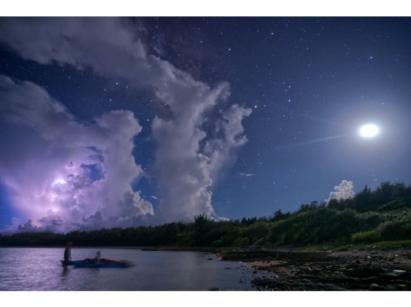 【沖縄・久米島】夕陽と星空の感動体験！！　サンセット&ナイトカヤックツアー　【当日予約OK・夜の久米島の海を満喫するナイトツアー・現地集合】の紹介画像