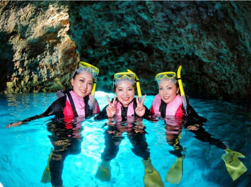 【沖縄県恩納村】パラセーリング＆青の洞窟へ行くシュノーケリングボートコースセットの紹介画像