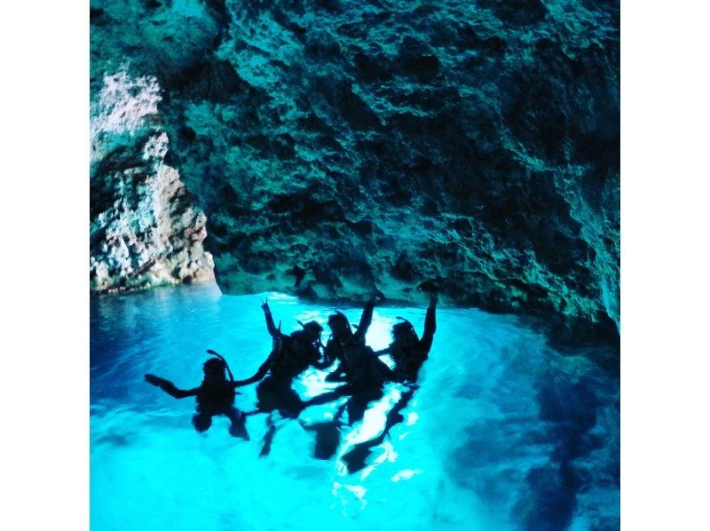 SALE! [Okinawa West Coast] Blue Cave Snorkeling & Onna Village Parasailing Set Plan!の紹介画像