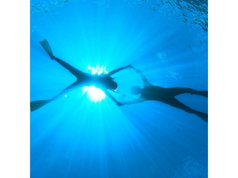 SALE! [Okinawa West Coast] Blue Cave Snorkeling & Onna Village Parasailing Set Plan!の紹介画像