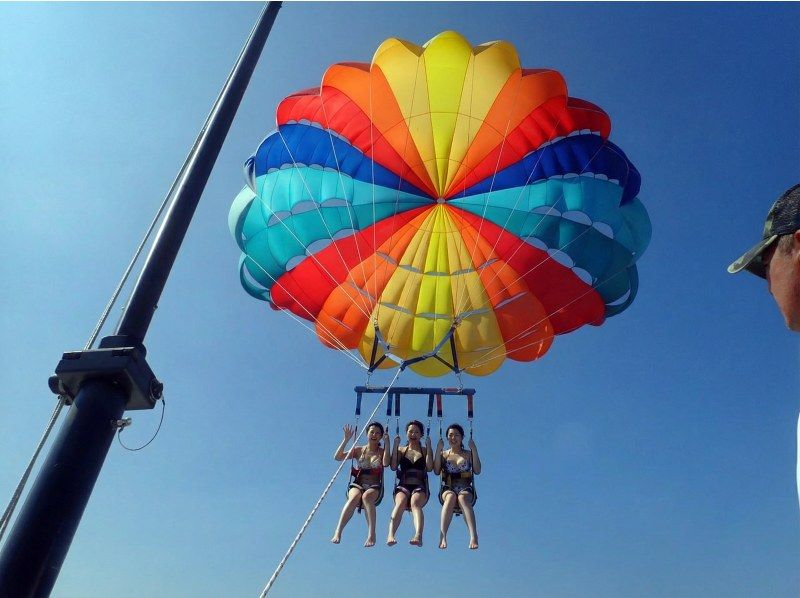 【沖縄県恩納村】パラセーリング＆青の洞窟へ行くシュノーケリングボートコースセットの紹介画像