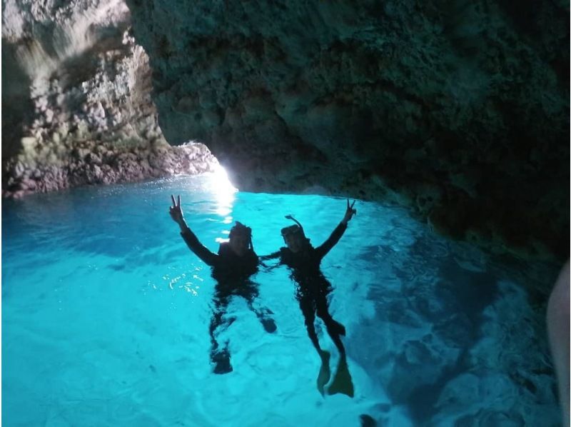 SALE! [Okinawa West Coast] Blue Cave Snorkeling & Onna Village Parasailing Set Plan!の紹介画像
