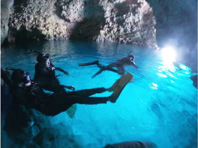 [Okinawa West Coast] Onna Village Parasailing & Blue Cave Snorkeling Set Courseの紹介画像