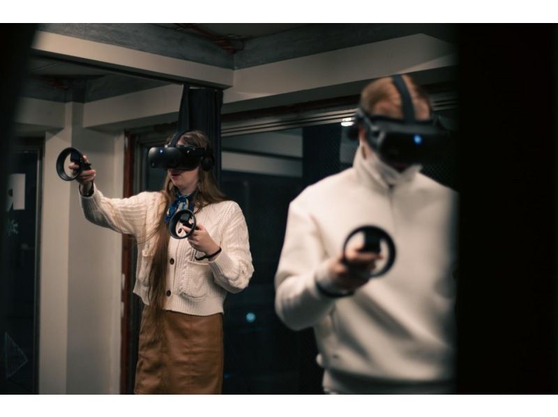 Reality.Edge.VR Couple enjoying VR games in VR Escape Room