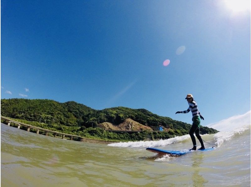 First surfing experience at "Kengoria Surf Academy" run by professional surfers (with insurance)