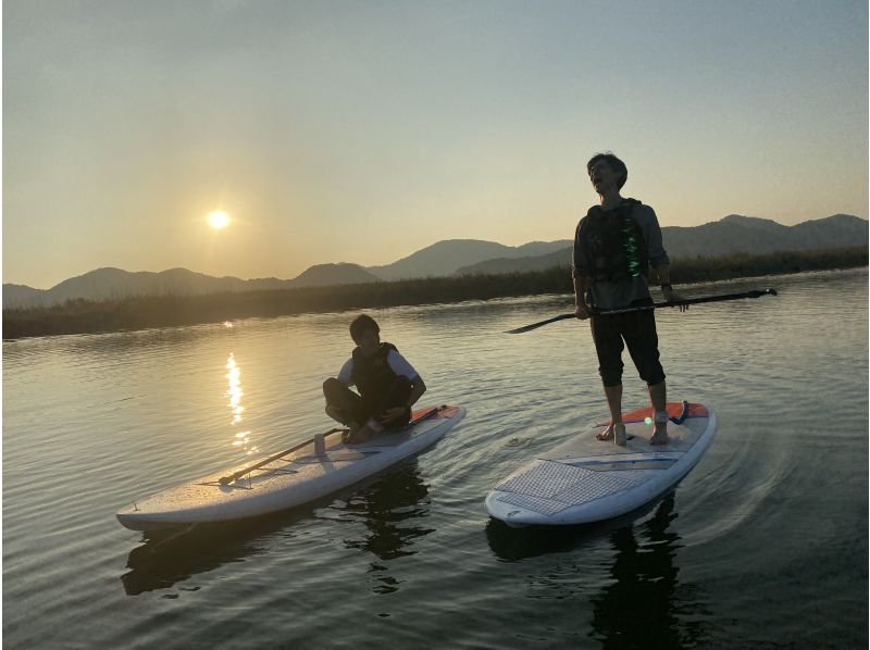 [ชิงะ / โอมิฮาจิมัน] Sunset Suigo SUP Cruise ☆หนึ่งในแปดทิวทัศน์อันงดงามของทะเลสาบบิวะ ☆ ทัวร์ Azuchihachiman Suigo SUP เพลิดเพลินกับพระอาทิตย์ตกดินอันน่าอัศจรรย์ของ Suigo! 1.5 ชมの紹介画像