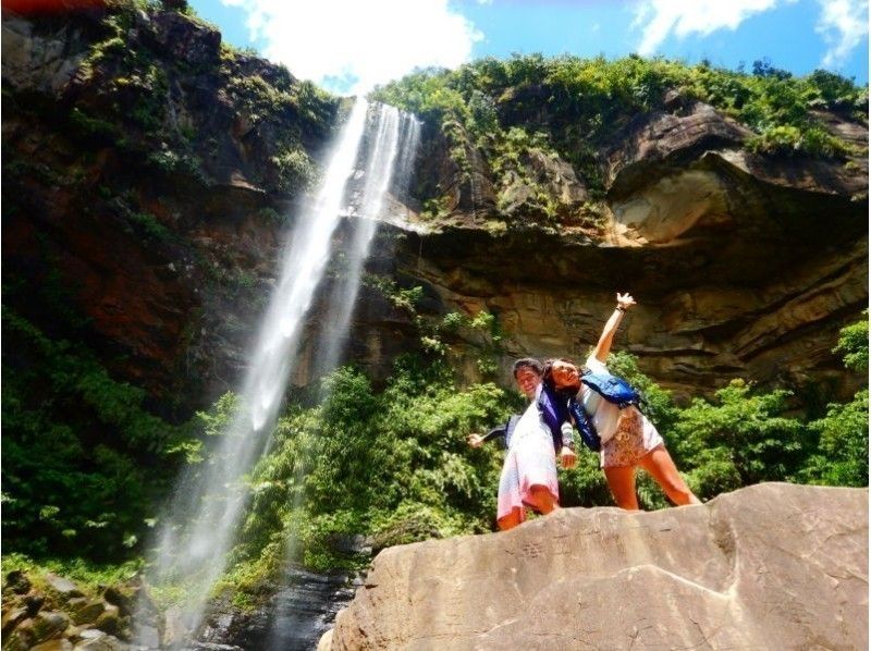 【西表島・一日】絶景で八重山そばを食べよう。ピナイサーラの滝（滝つぼ＆滝うえ）カヌー&トレッキングツアーの紹介画像