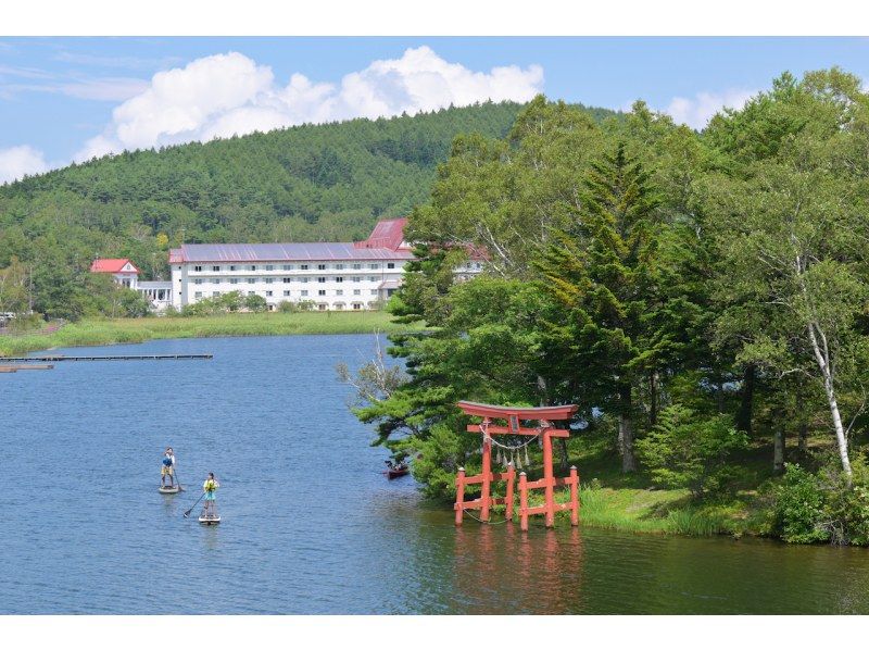 Nagano Lake Shirakaba SUP A couple enjoying touring on the lake Ikenotaira Shrine Yatsugatake Adventure Tours