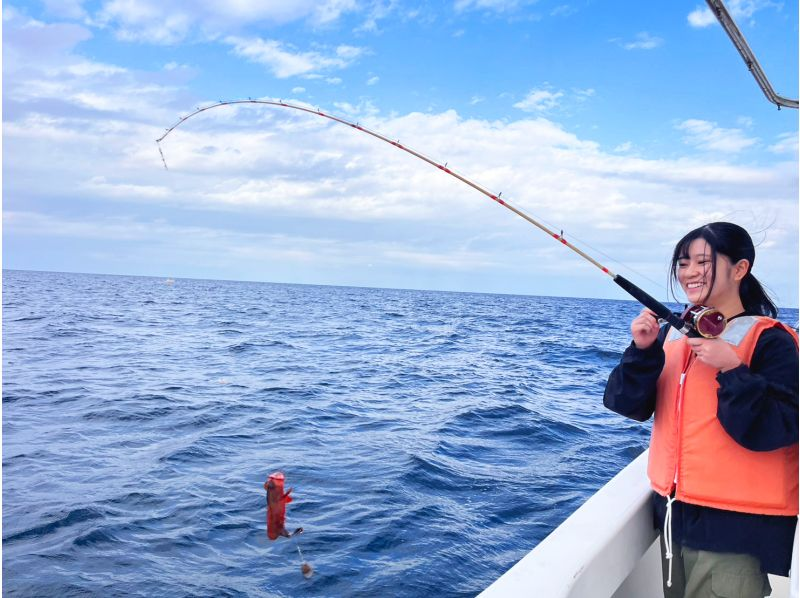 宜野湾発！初心者向けボートフィッシング♪魚は港内の提携店で食べれます☆室内&トイレ完備！の紹介画像