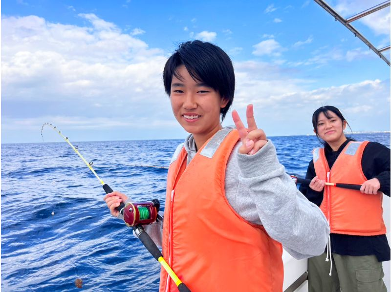 宜野湾発！初心者向けボートフィッシング♪魚は港内の提携店で食べれます☆室内&トイレ完備！の紹介画像