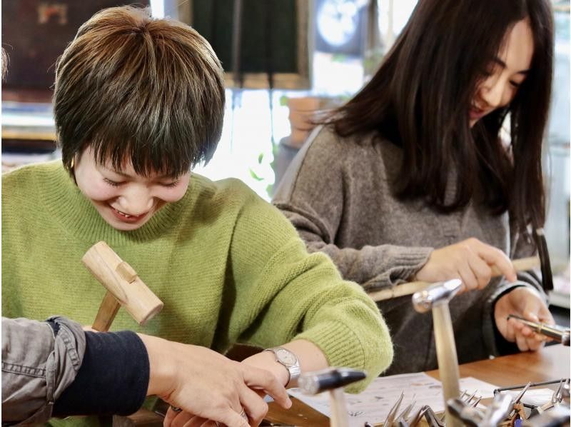 A group of women enjoying the ring-making experience at LIBERTAS TOKYO