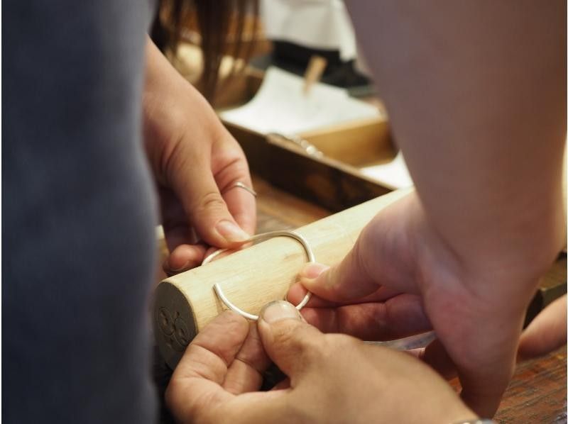 【東京・浅草橋】手首を飾る本格的なオリジナルバングルが作れるアクセサリーワークショップの紹介画像