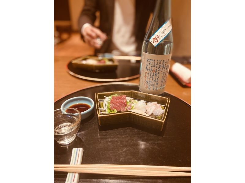 【東京・西麻布】厳選日本酒と本格和食コースを楽しみ学ぶ！日本酒ビギナーの訪日中の方向けに英語で開催。日本酒と本格和食コース込みの価格です。の紹介画像