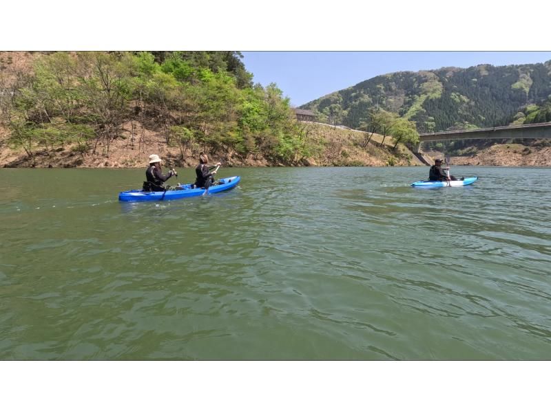 [Fukui/Wakasa] Quick 1.5 hours! Adventure kayaking on Myojin Green Mystical Dam Lake! The approaching rock wall! Many mountains of! Voices of wild birds! Exciting adventure kayak tour!の紹介画像