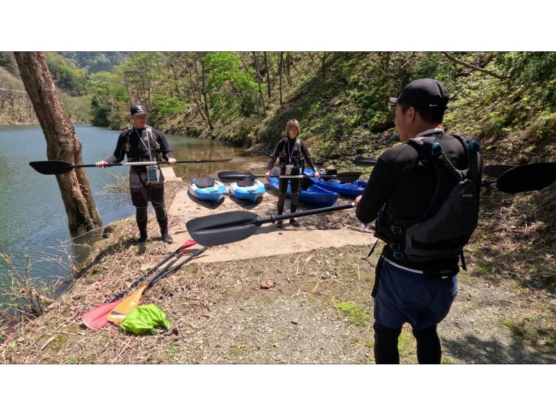 [Fukui/Wakasa] Quick 1.5 hours! Adventure kayaking on Myojin Green Mystical Dam Lake! The approaching rock wall! Many mountains of! Voices of wild birds! Exciting adventure kayak tour!の紹介画像