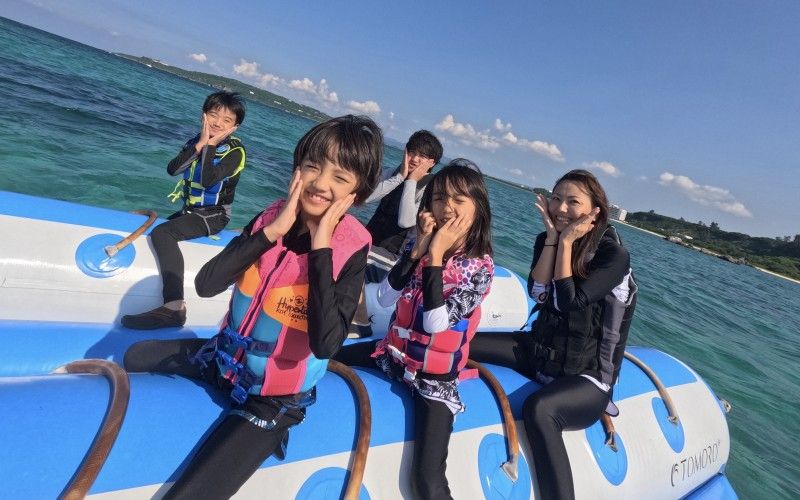 沖縄の事業者「マリンショップアウル」が実施するバナナボート体験の様子