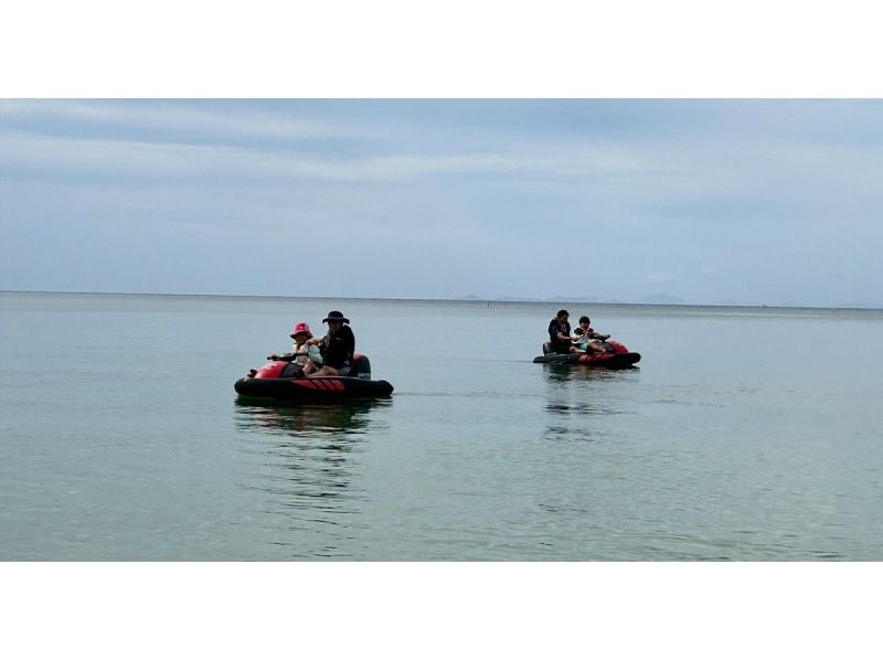 【名護市・今帰仁村・古宇利島】ドキドキ！ワクワク！免許いらず！お子様も運転OK！小さな運転手も大活躍♪アクアクルーザーで海を大冒険!の紹介画像