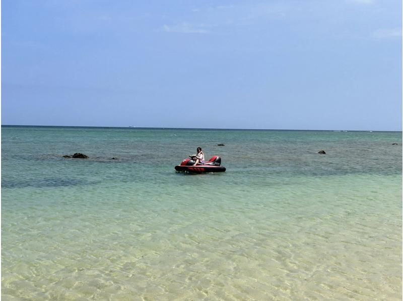 【名護市・今帰仁村・古宇利島】ドキドキ！ワクワク！免許いらず！お子様も運転OK！小さな運転手も大活躍♪アクアクルーザーで海を大冒険!の紹介画像