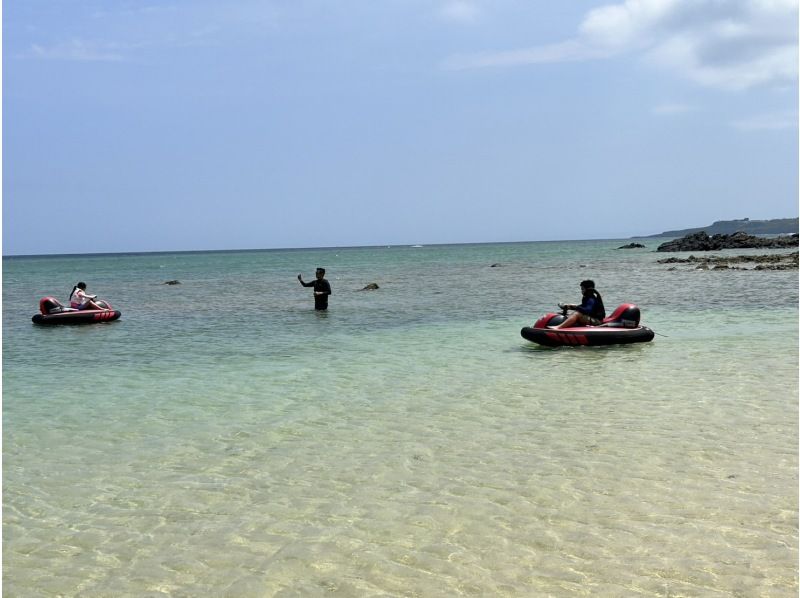 【名護市・今帰仁村・古宇利島】ドキドキ！ワクワク！免許いらず！お子様も運転OK！小さな運転手も大活躍♪アクアクルーザーで海を大冒険!の紹介画像
