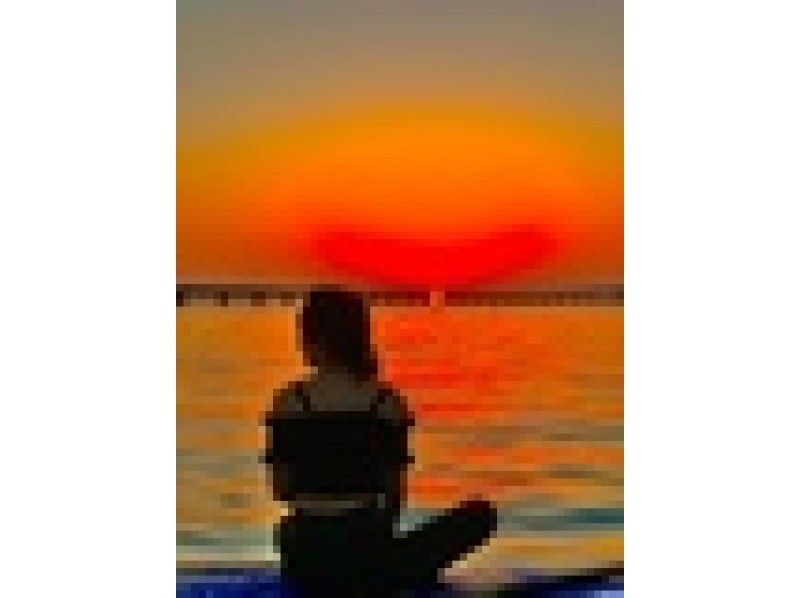 [Okinawa, Miyakojima] [Sunset SUP] [Drone photography included] Enjoy the spectacular sunset! Cruising the coastline bathed in an impressive sunset! (Photos and drone photography included)の紹介画像