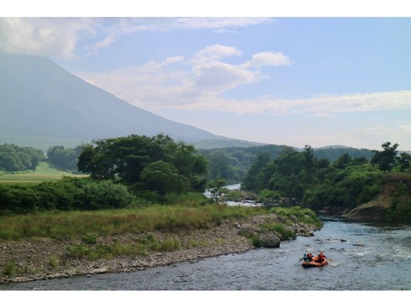 【北海道・ニセコ】1組1ボートで相乗り無し！写真データプレゼント！楽しくみんなでラフティング！初心者、お子様も大歓迎！の紹介画像