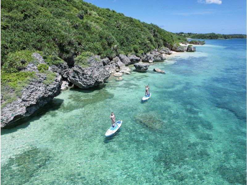 宮古島《SUPツアー&ドローン撮影》世界トップレベルの美しさを誇る宮古島の海でSUP体験の紹介画像